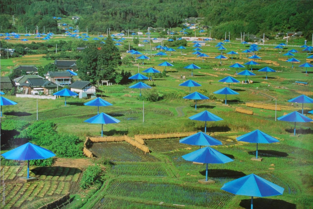 CHRISTO parasoleil bleus campagne