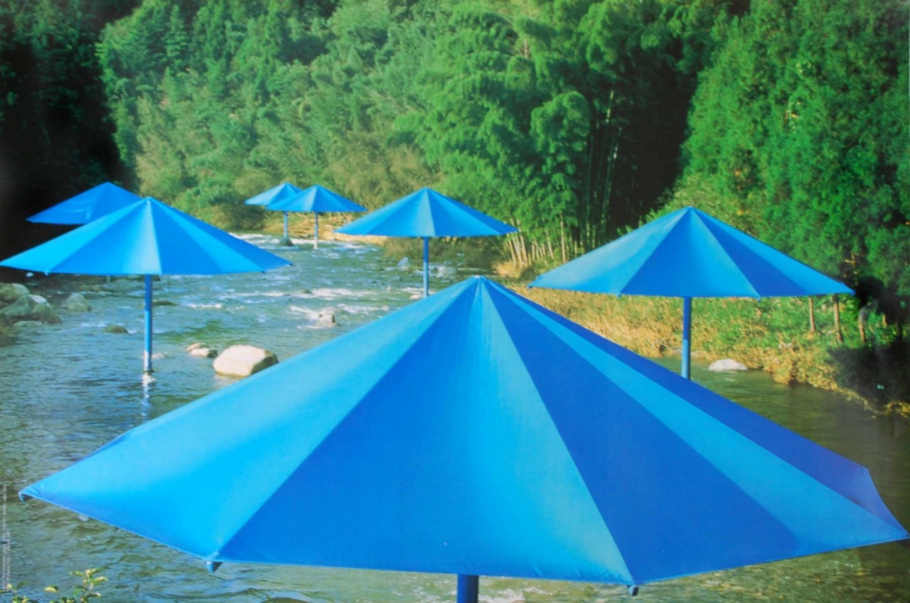 CHRISTO parasoleil bleu rivière